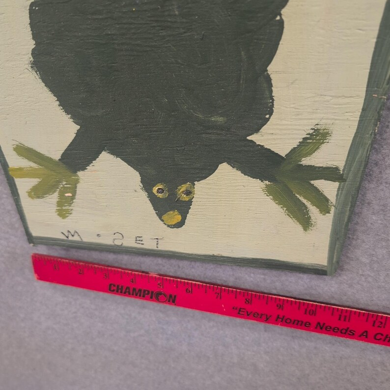 Pintura de rana verde firmada por Mose T. Madera recuperada. 35,5 x 26,7 cm. Moses Tolliver. MoseT. imagen 6