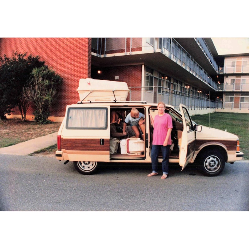 Foto Gevonden foto Dodge Caravan Wood Panel Minivan Road Trip Snapshot 80s 90s afbeelding 1