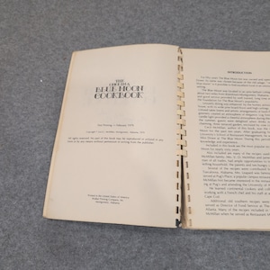 Assinado o livro de receitas "Once in a Blue Moon Cookbook", Montgomery, Alabama, Blue Moon Inn, 1979. imagem 4