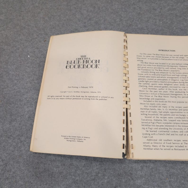 Assinado o livro de receitas "Once in a Blue Moon Cookbook", Montgomery, Alabama, Blue Moon Inn, 1979. imagem 4