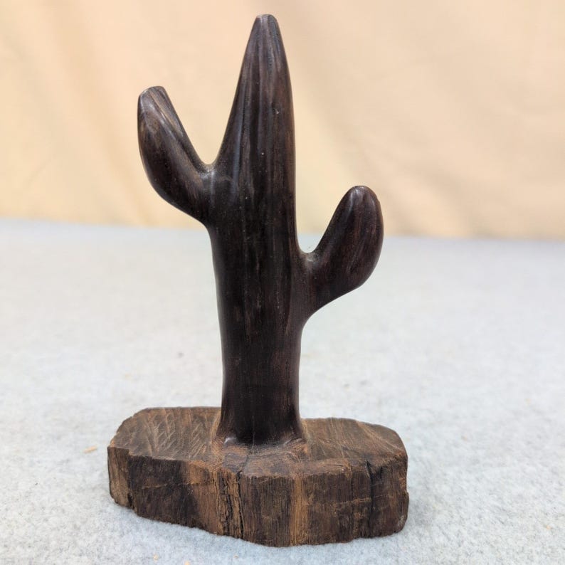 Statuetta vintage in legno di ferro intagliata a mano raffigurante un cactus saguaro, scultura di arte popolare del deserto. immagine 1