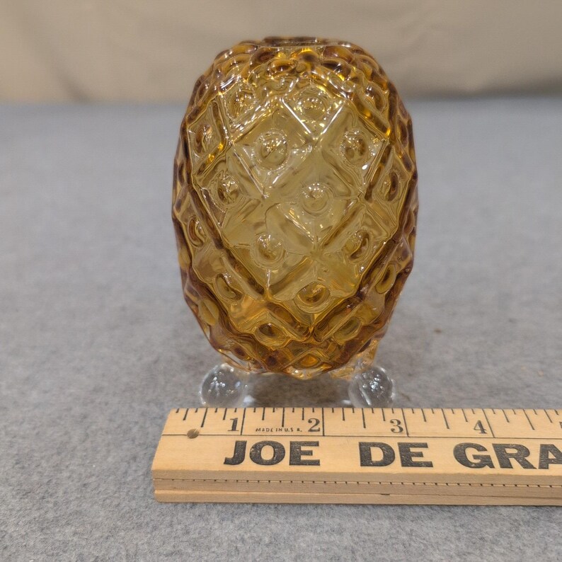 Presse-papier décoratif à trois pieds Fenton ambre, ananas, oeuf en verre MCM image 6