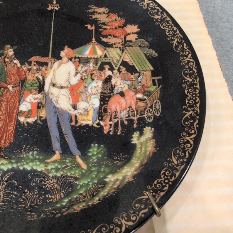 Prato de porcelana colecionável com os personagens Ruslan e Ludmilla, lendas russas, Palekh, URSS, 1988. imagem 3