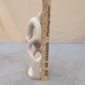 Scultura astratta in pietra saponaria intagliata a mano, Kenya, raffigurante l'unità familiare e un'opera d'arte astratta color crema rosa. immagine 6