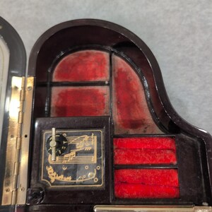 Caixa de bugigangas em formato de piano de cauda musical Kings Black com tampa articulada que toca música - LEIA: Dusty imagem 7