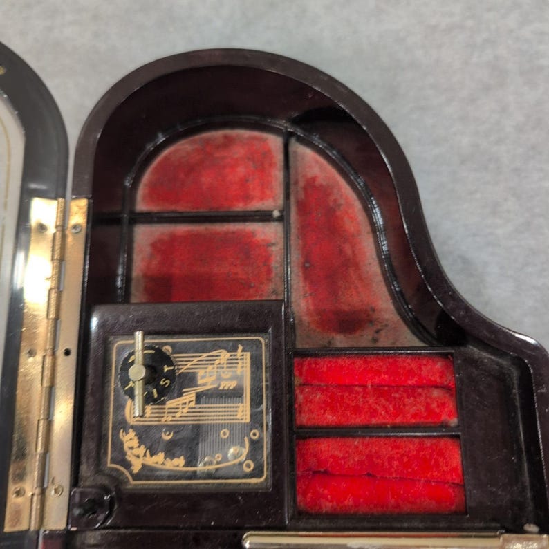 Caixa de bugigangas em formato de piano de cauda musical Kings Black com tampa articulada que toca música - LEIA: Dusty imagem 7