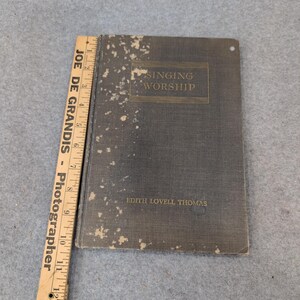 Sjungande tillbedjan med pojkar och flickor Edith Lovell Thomas 1935 Psalmbok Inbunden bild 2