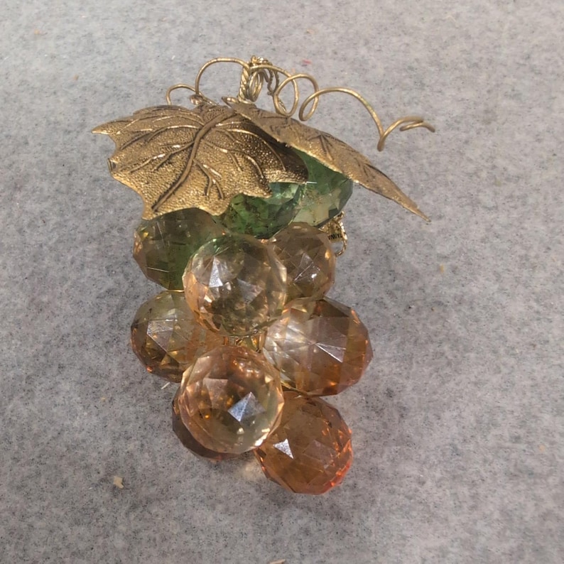 Vintage stijl gefacetteerd acryl druivenornament bladgoud ambergroen NA308 afbeelding 1