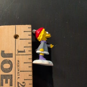 Lisa Simpson Hawthorne Village Christmas Figurine 2005 Winter Beanie Miniature image 4