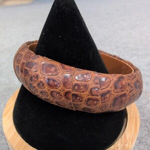 Womens Brown Faux Crocodile Embossed Bangle Bracelet Fashion Jewelry image 1