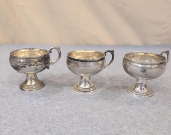 Vintage zilverkleurige sokkelbekers set van 3 gemaakt in India sierlijke scrollhandgreep
