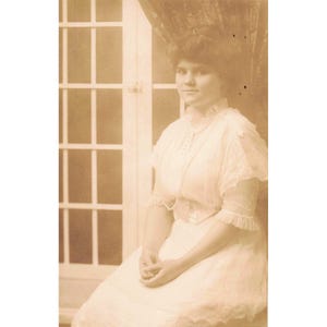 Carte postale ancienne RPPC, portrait d'une femme de l'époque édouardienne en robe de dentelle et perles, boîte à timbres NOKO image 1