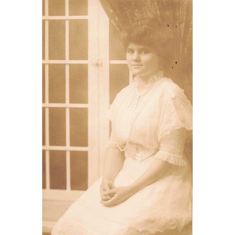 Carte postale ancienne RPPC, portrait d'une femme de l'époque édouardienne en robe de dentelle et perles, boîte à timbres NOKO image 1