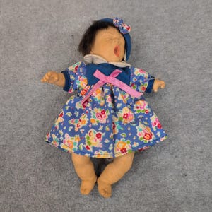 Vintage Gi-Go Bean Bag Baby Doll Blue Floral Dress Bonnet Blue Bow Yawning image 1