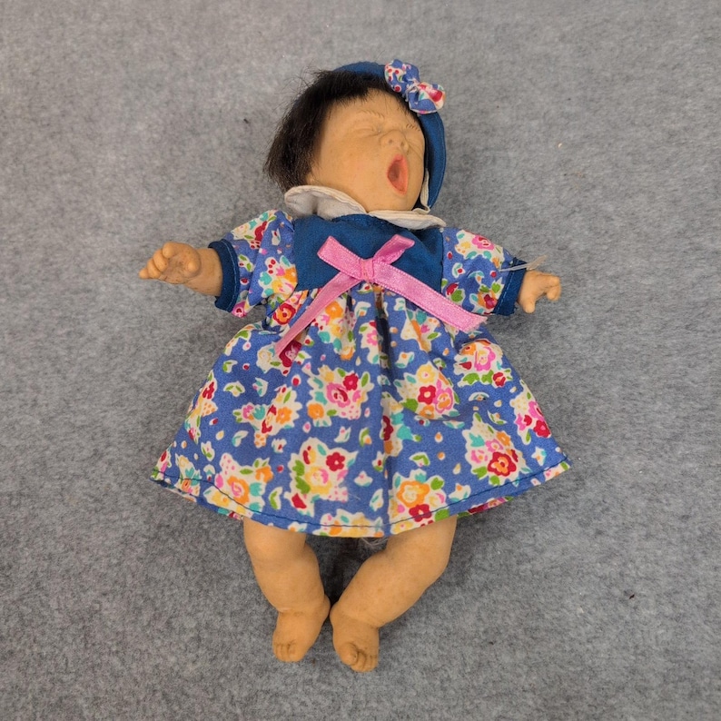 Vintage Gi-Go Bean Bag Baby Doll Blue Floral Dress Bonnet Blue Bow Yawning image 1