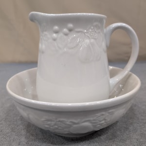 Gibson Housewares witte kan en kom met fruitontwerp in reliëf afbeelding 1