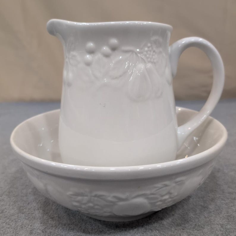 Gibson Housewares witte kan en kom met fruitontwerp in reliëf afbeelding 1