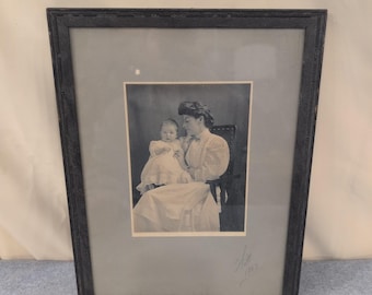 Retrato antiguo de madre e hijo firmado por John Wanamaker en 1907. Fotografía enmarcada.