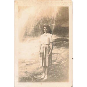 ヴィンテージ 1940年代 サウスカロライナ州グレンデールフォールズ 若い女性のポートレート 背景 スカート＆ブラウス 画像 1