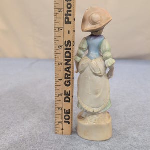 Stara, ręcznie malowana porcelanowa figurka kobiety z wachlarzem i kapeluszem, pastelowa zdjęcie 3