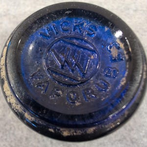 Vintage Vicks VapoRub koboltblå glasburk med rostigt metalllock bild 3