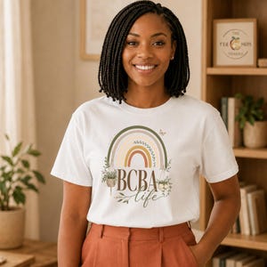 Camiseta de Analista do Comportamento Certificado (BCBA), Camiseta Arco-Íris Comfort Colors, Presente para a Vida de um BCBA