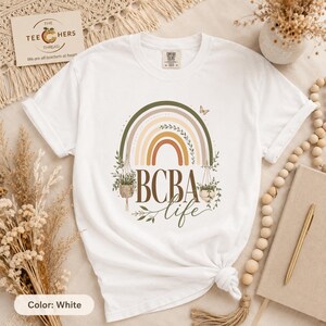 Maglietta da analista del comportamento certificato (BCBA), Comfort Colors Rainbow Tee, regalo ideale per chi desidera diventare BCBA.