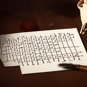Puede incluir: Una hoja de papel blanca con un patrón de cuadrícula y símbolos manuscritos, posiblemente un código o un estudio de idiomas. Un pincel de caligrafía con mango de madera está cerca sobre una superficie de madera oscura.