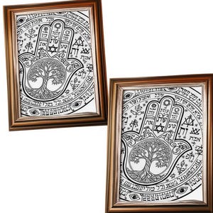 Puede incluir: Dos impresiones art&iacute;sticas enmarcadas con un dise&ntilde;o de mano de Hamsa en blanco y negro con un &aacute;rbol de la vida en el centro. La obra de arte incluye texto y s&iacute;mbolos hebreos, enmarcados en madera marr&oacute;n. Las impresiones se muestran juntas.
