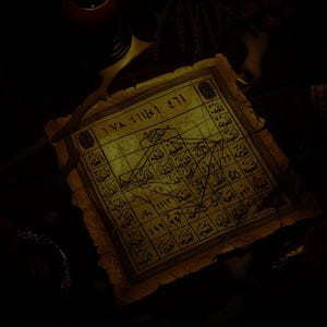 Pode incluir: Pergaminho envelhecido com padrões geométricos e escrita árabe. O papel tem uma aparência amarelada e antiga, com uma grade de quadrados e intrincados trabalhos de linha. O texto está em tinta preta, e a estética geral sugere um tema histórico ou místico.