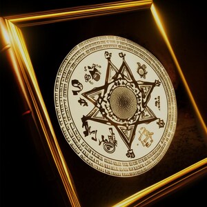 Puede incluir: Una obra de arte circular enmarcada, de color blanquecino, con un dise&ntilde;o de estrella central y s&iacute;mbolos circundantes. La obra est&aacute; encerrada en un marco dorado sobre un fondo oscuro. La estrella tiene un centro texturizado y est&aacute; rodeada de s&iacute;mbolos y texto.