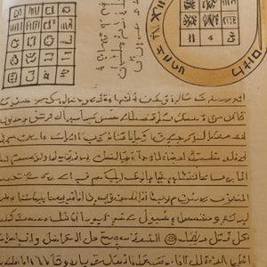Può includere: Pagine di un libro antico con testo manoscritto e forme geometriche. La carta invecchiata presenta inchiostro sbiadito e un disegno circolare con simboli. Il testo sembra essere in una lingua straniera.