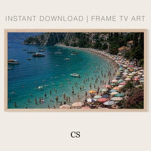Può includere: Una stampa digitale per TV a cornice che mostra una vista dall'alto di una spiaggia mediterranea con acqua turchese, numerosi ombrelloni colorati, persone che nuotano e barche ancorate nella baia. Il testo INSTANT DOWNLOAD | FRAME TV ART è visibile.