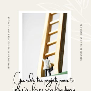 Peut inclure: Image motivante avec une figurine grimpant une échelle en bois. Le texte en français dit : "Garde tes projets pour toi jusqu'à leurs réalisations." Fond beige clair avec un design minimaliste.