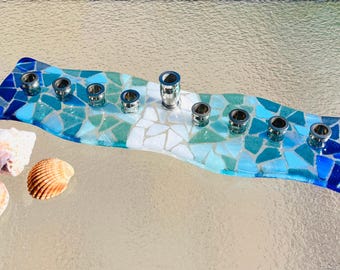 Menorá de Hanukkah em vidro fundido, cores da praia, mosaico de arte judaica, decoração com ondas.