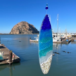 Fused Glass Surfbrett Suncatcher, Blue Ocean Surfing, Surfboard Wall Decor, Ocean Waves Wandbehang