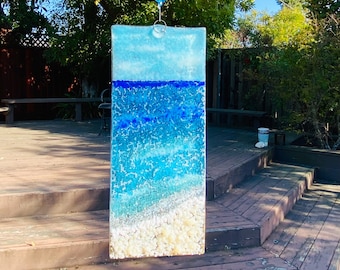 Geschmolzener Glasstrand-Sonnenfänger, blaue Ozean-Wellen-Wandbehang, türkises Seeglas-Kunst, tropische Fensterverkleidung, Strandhaus-Dekor
