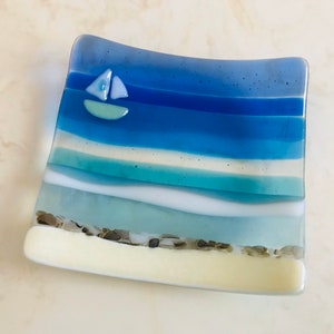 フューズドガラスプレート、オーシャンビーチの装飾、海のボート、帆船、海辺、アクアマリン、ターコイズブルーの水