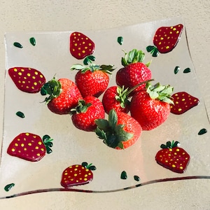 Erdbeerplatte aus geschmolzenem Glas, rote Glaserdbeeren, Obstplatte