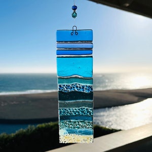 フューズドガラスのビーチサンキャッチャー、海の波のウォールアート、ターコイズのシーグラスアート、トロピカルな窓パネル、ビーチハウスの装飾