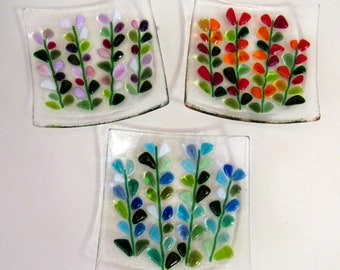 Geschmolzener Glasteller, Floraler Glasteller, Schmuckhalter für Blumen, Shakuf Design Blühende Zweige in Rot, Blau, Rosa, Lila