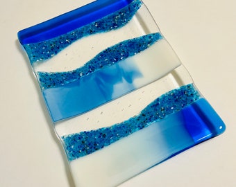 Sea Wave Platte aus geschmolzenem Glas, Blaue und weiße Strand-Platte, Strand-Kunst-Dekor