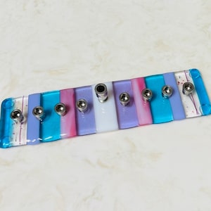Menorah de Hanoucca en verre fusionné : rose, turquoise et violet