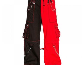 Op de afbeelding: Zwart-rode broek met cargozakken en decoratieve metalen kettingen. De broek heeft rode stiksels en meerdere metalen ringen. De taille heeft een trekkoord. De broek is gemaakt van een zacht materiaal.