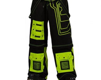 Könnte beinhalten: Schwarze Hose mit neongrünen Akzenten und einem Leiterplattenmuster. Die Hose hat mehrere Taschen und einen Reißverschluss. Neongrün wird auf den Taschen und als Designelement verwendet.