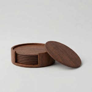 Può includere: Un set di sottobicchieri in legno marrone con un supporto abbinato. I sottobicchieri sono rotondi con un bordo leggermente rialzato e una finitura liscia con venature del legno scuro. Un sottobicchiere è leggermente spostato.