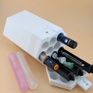Reiseetui für Peptid- und Insulin-Pens – TechPod10 für 10 Pens der Versionen 1–4, GLP-1, Nadelspitzen, Kühlpacks