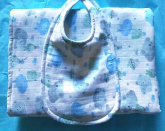 Manta de bebé de algodón suave de 3 capas con babero a juego de regalo.