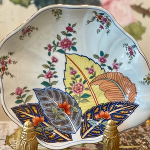 tobacco leaf fine china by mann Set of 4 O Plates | Chinoiserie Floral Dinnerware continues its strong popularity today MANN Tobacco Leaf Porcelain Stand
