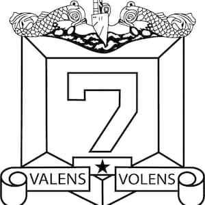 Puede incluir: Gráfico en blanco y negro de un escudo con un gran número 7 en el centro. El escudo presenta un submarino, motivos de peces y las palabras "VALENS" y "VOLENS" en pancartas. Una estrella está centrada debajo del número.
